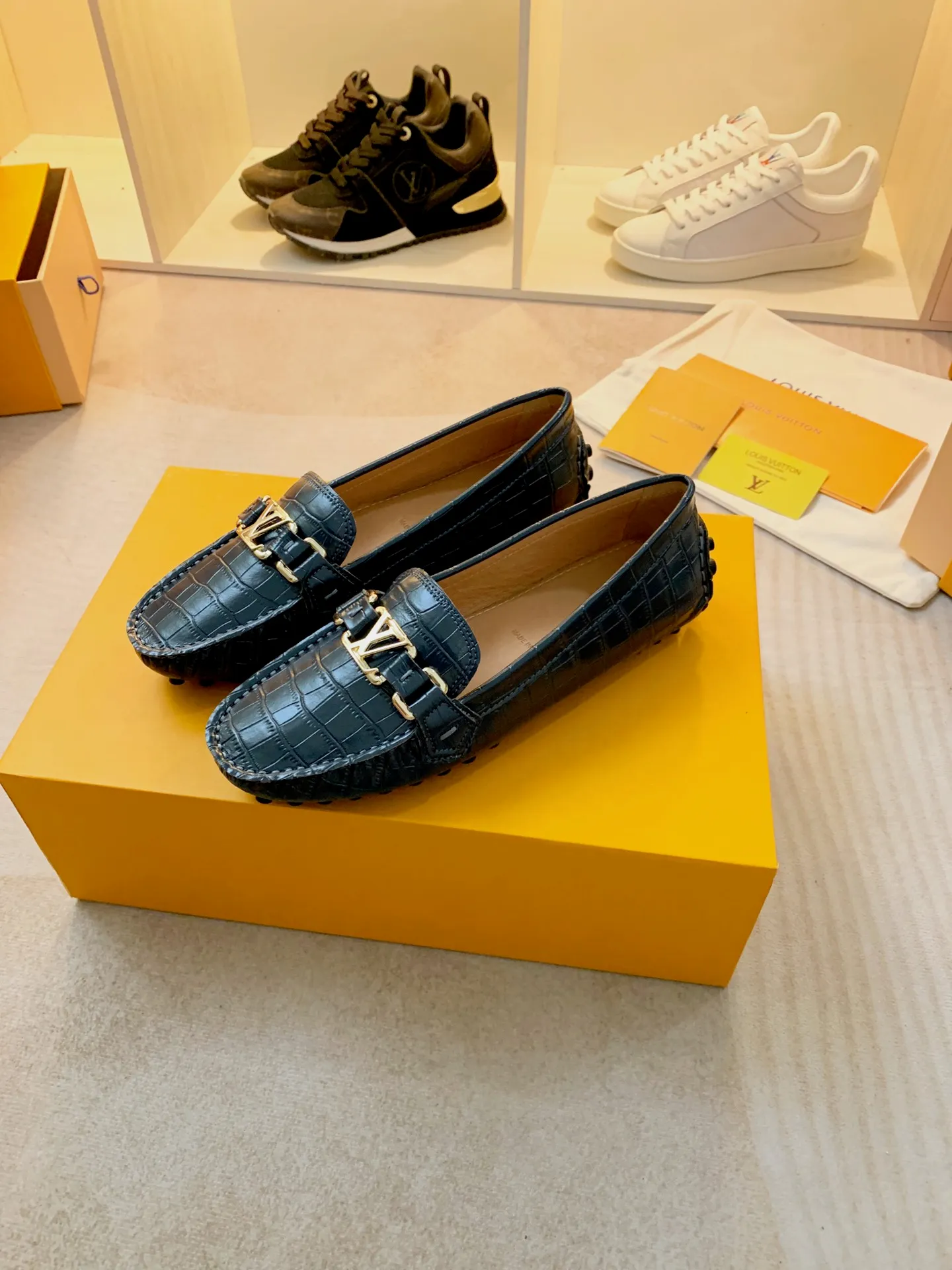 p460💰Couple model❤️🇫🇷 𝙇𝙤𝙪𝙞𝙨 𝙑𝙪𝙞𝙩𝙩𝙤𝙣 🇫🇷Louis Vuitton 2023 Classic𝓛𝓿 𝓣𝓻𝓪𝓲𝓷𝓮𝓻 Sports Series ➪➪➪¯ [Arizona Doudou Shoes Series] ▪️▪️▪️Arizona slip-on shoes are made of Monogram Eclipse canvas. Its hand-painted and dyed edges and hand-sewn uppers fully demonstrate Louis Vuitton's traditional shoemaking craftsmanship. This slip-on shoe is very lightweight. The integrated tongue and upper make it particularly comfortable and flexible. The soft outsole is equipped with rubber padding. Decorated with matching sash. Detailed features: ☑️Monogram Eclipse canvas ☑️Black Eclipse pattern ☑️Hand-painted shoe edges ☑️Hand-sewn uppers (each pair takes time to process) ☑️Integrated tongue and upper construction ☑️Outsole equipped with rubber lining ☑️size: 35_46